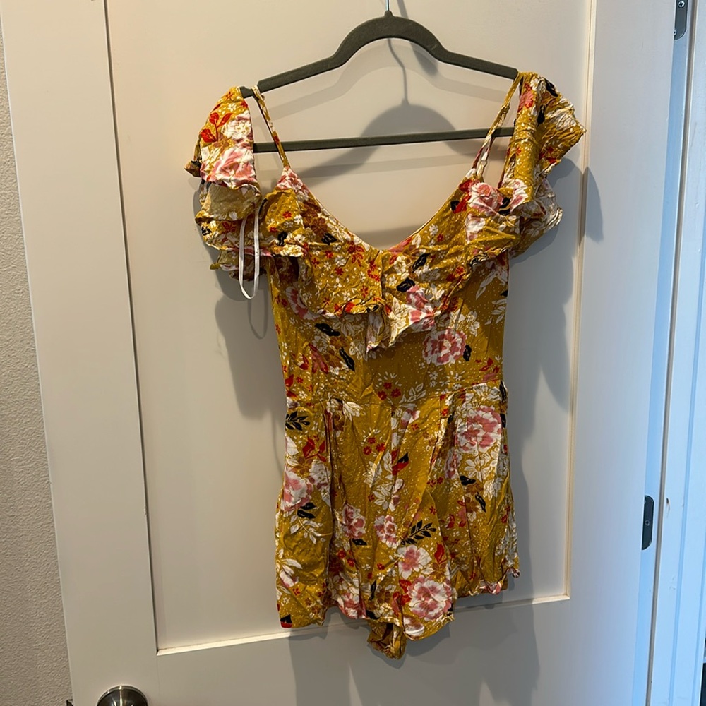 Lulu’s yellow top women’s size small